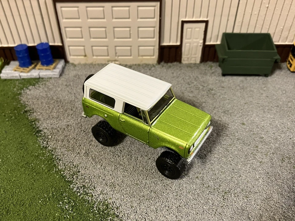 1970 IH Scout Lifted 4x4 Farm Truck 1/64 Diecast Customized Off Road Greenlight - Image 4 of 4