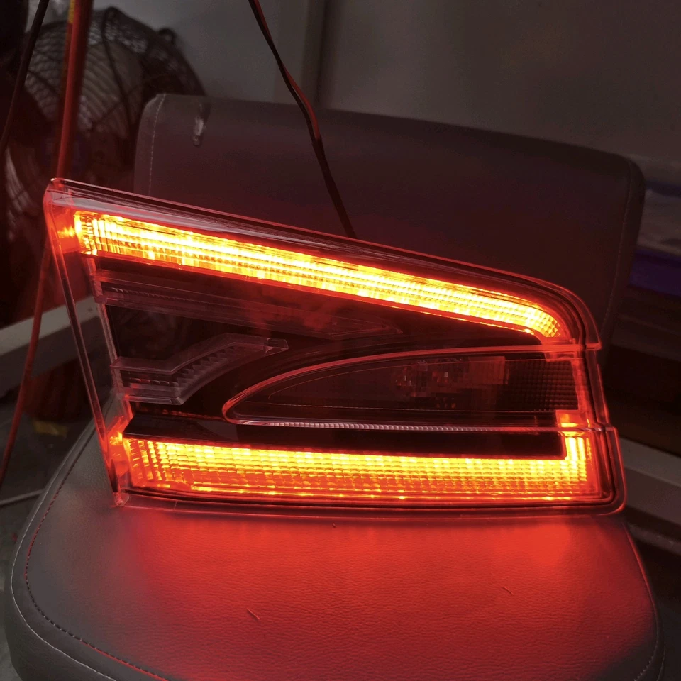 Luz trasera interior izquierda OEM TESLA MODELO S 2012-2021 6005925-00-E casi nueva Foto 2 de 4