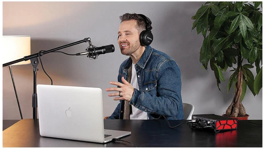 Dynamic Supercardioid Podcast Microphone with Accessories TM-70 - Image 2 of 2