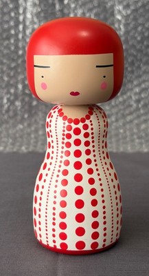 KOSTENLOSER VERSAND Lucie Kaas Red Dot Kokeshi Puppe Brandneu Neuwertig Verpackt.