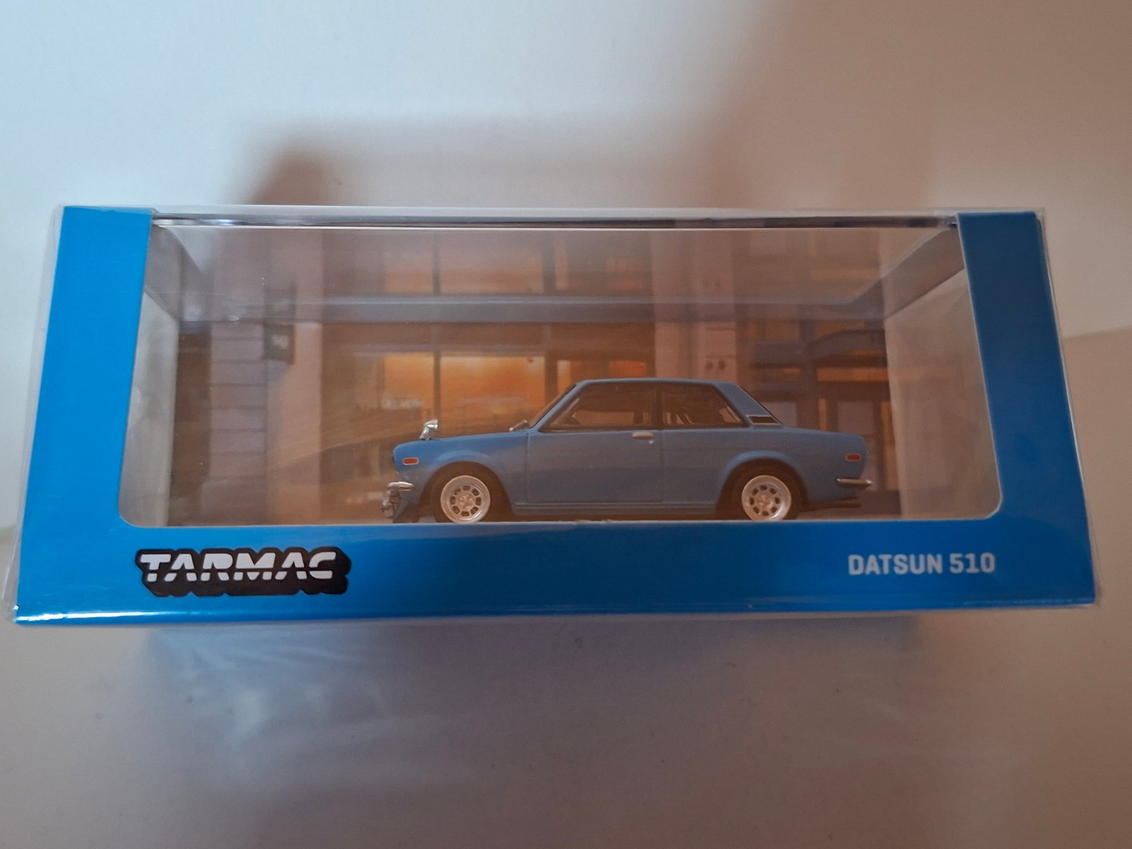 Miniature Tarmac Datsun 510 light blue CP18 voiture de collection au 1/64