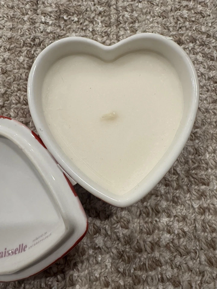 Vela de cerámica Anthropologie x Vaisselle, aroma a bayas y rosas del bosque, caja abierta Foto 3 de 4