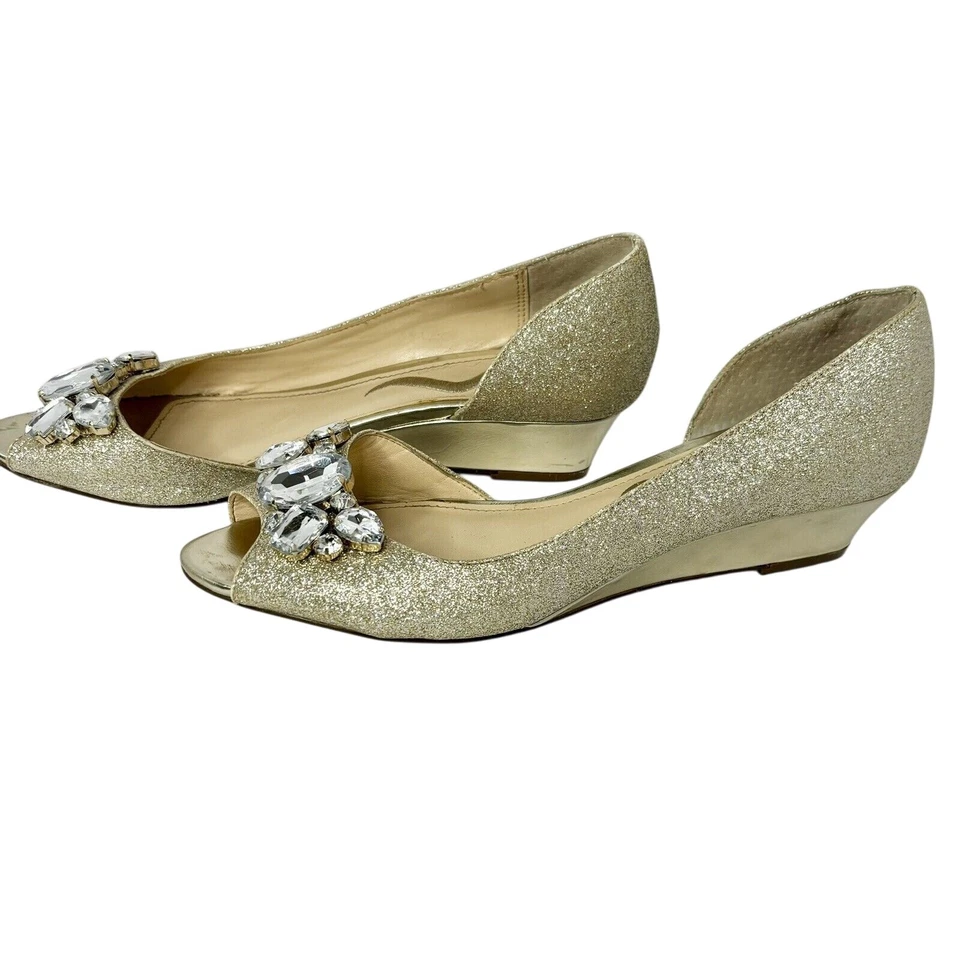 Cuña Nina Touch of Nina para mujer 7 M D'orsay tono dorado brillo joya punta abierta Foto 2 de 4