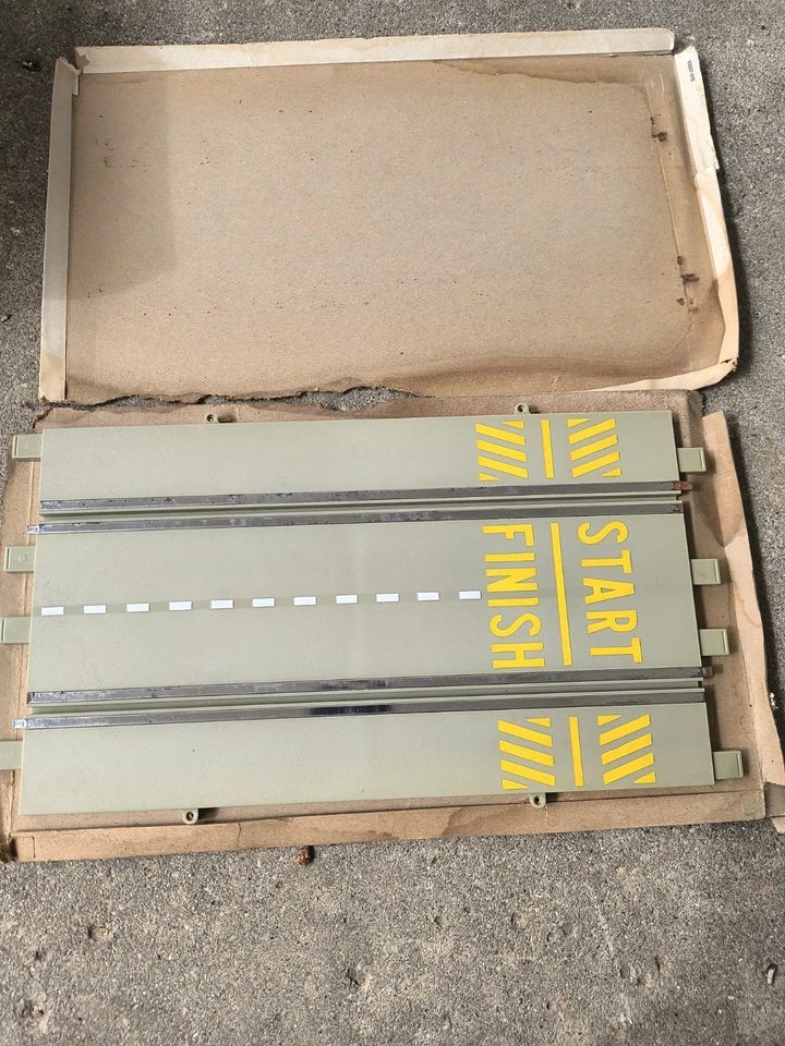 1:32 MONOGRAMA RANURA RECTA ARRANQUE ACABADO PISTA RS3027 RARO NOS GRIS NUEVO EN CAJA #2 Foto 2 de 4