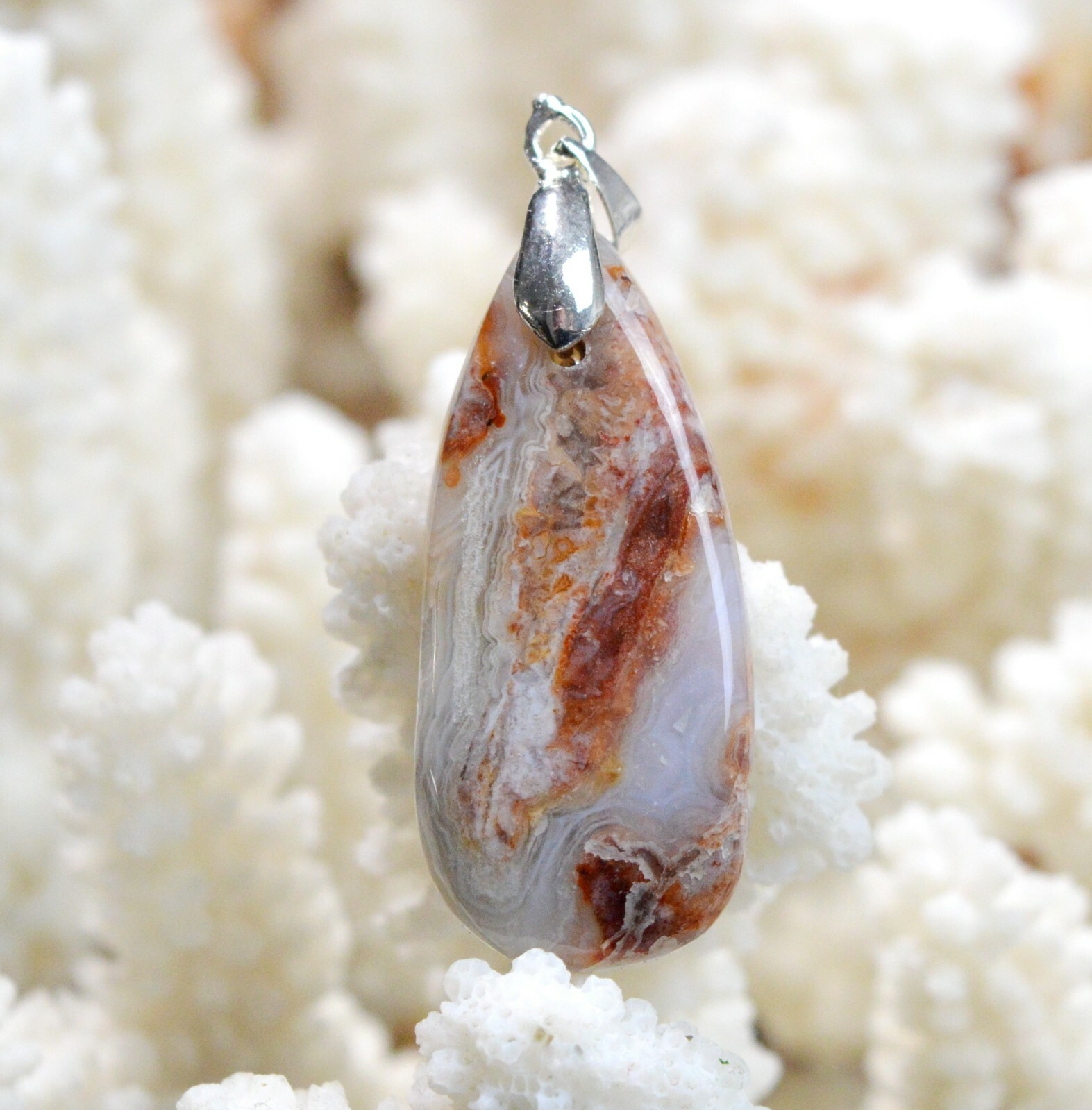 Agate du Mexique 35ct en pendentif cabochon pour sublimer un style bohème chic élégant