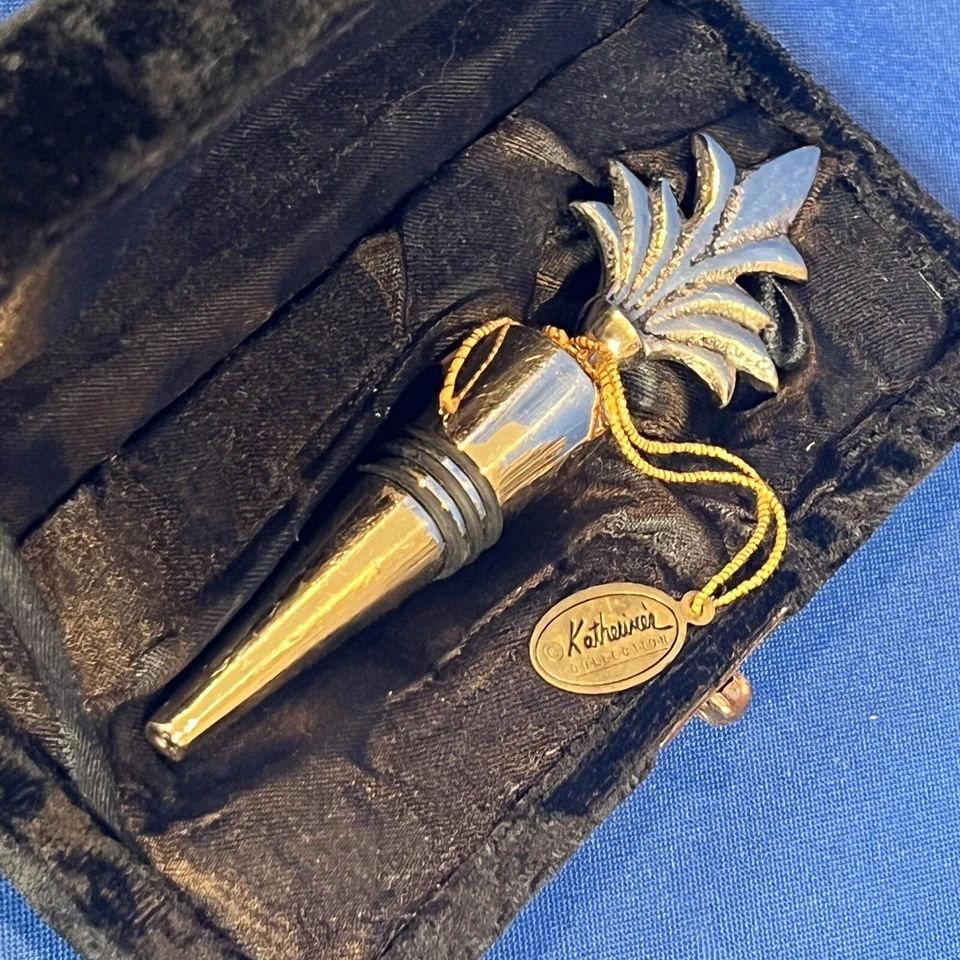 Tappo Per Bottiglia In Metallo E Argento Della Collezione Di Katherine #15-33266 - Immagine 3 di 4