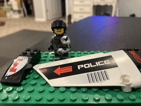 LEGO Space Police officer 4 with air tank minifigure Part Lot 4 5973 5972 Sp096