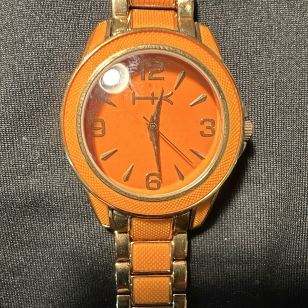 Reloj de pulsera analógico Heidi Klum Wildlife para mujer, esfera naranja, correa de metal dorado, caja