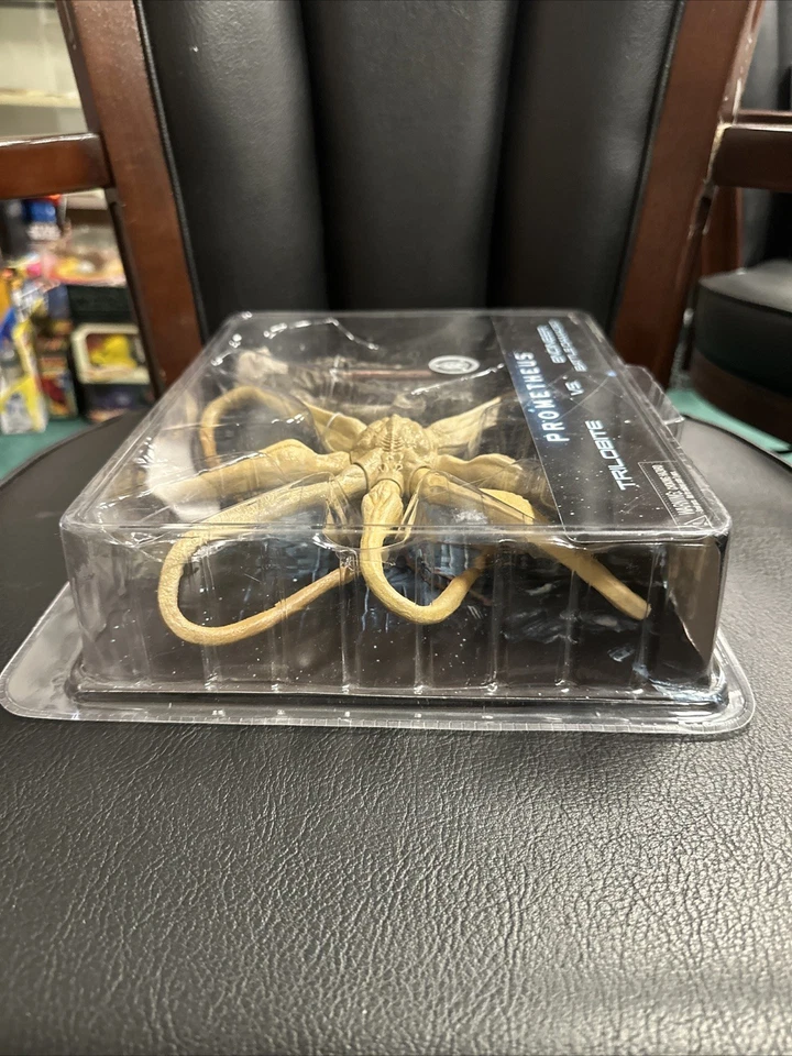 NECA Prometheus TRILOBITE vs ENGINEER Battle Damaged 2012 TRU EXCLUSIVE   sealed - Image 4 of 4