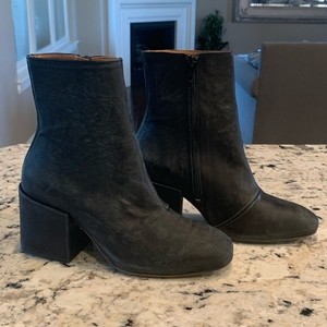 nicola heel boot