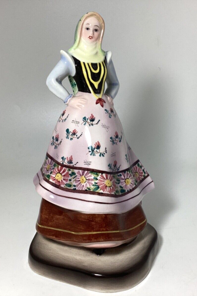 Lady Figurine in Italian Folk Costume 8