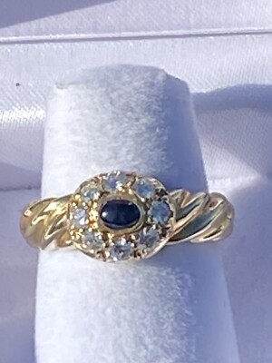 14 Karat Gold Wirbel Design Ring mit einem ovalen Cabochon Saphir und runden Diamanten