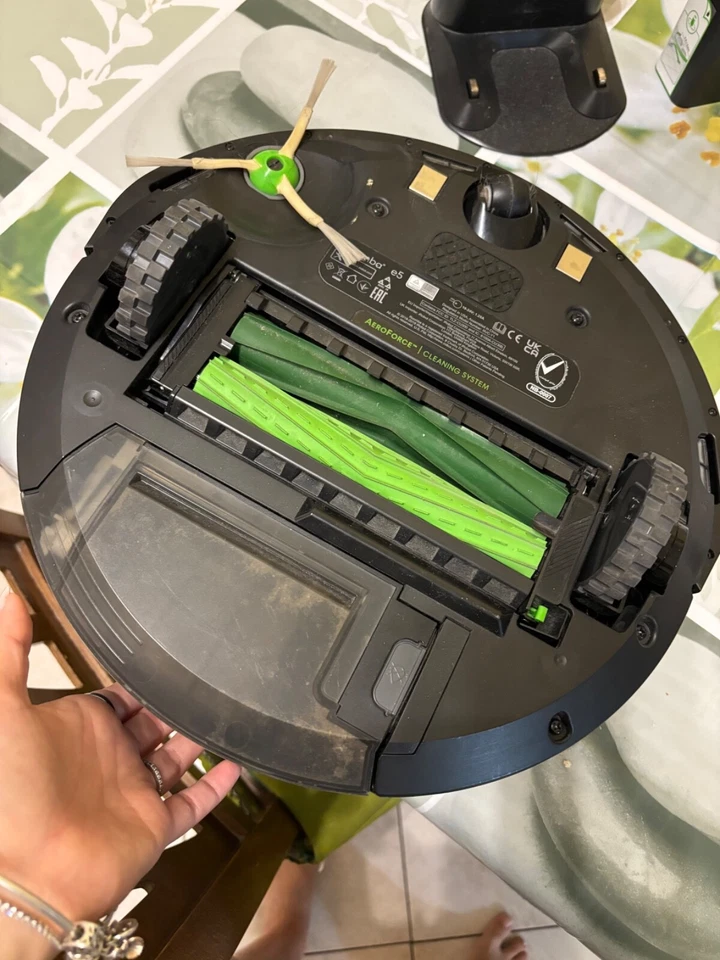 iRobot Roomba e5 (5154) 0,6L Robot Aspirapolvere senza Sacco - Argento - Immagine 2 di 4