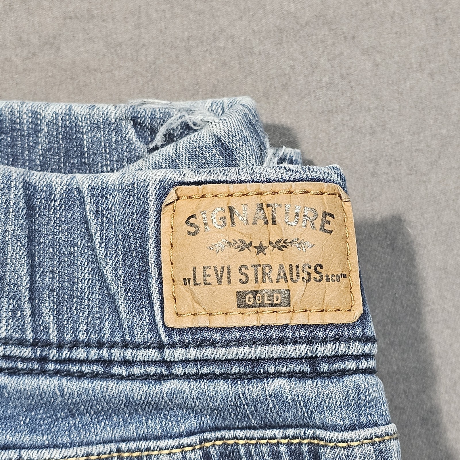 Signature Levi Strauss Totally Shaping Pull-On Skinny Blue Womens Denim 12S thumbnail 4