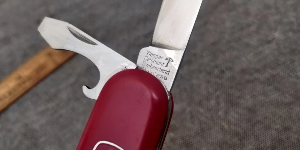 Mediados a finales de la década de 1970 ~ ¡Navaja suiza roja Wenger Classic 16 multiherramienta! Foto 4 de 4