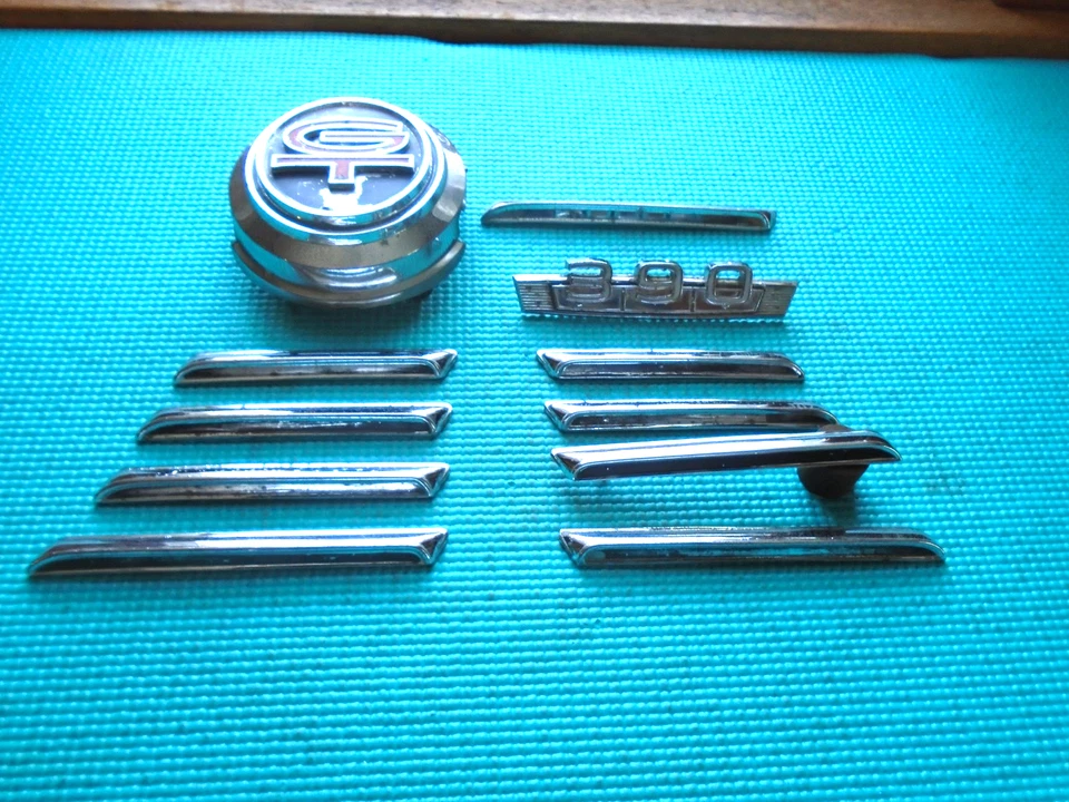 Ford Fairlane Torino GT 1968 ass't. de piezas pequeñas. 1969? Marcas de hachís, insignia 390. Foto 2 de 4