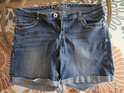 RUE 21 SHORTS WITH CUFFS, STRETCH WAIST & BEJEWELED IN JUNIOR SIZE 15/16