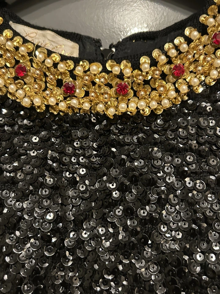 Top vintage nero con paillettes anni 60 abbigliamento da festa firmato Lovely Hong Kong. Taglia 12 - Immagine 2 di 4
