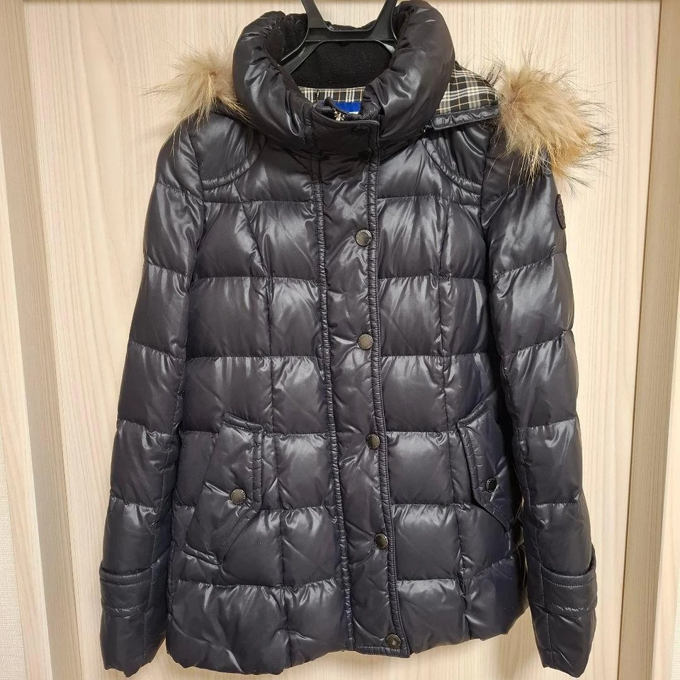 Chaqueta de plumón Burberry Blue Label negra con capucha de piel bidireccional para mujer talla 38 de Japón Foto 3 de 4