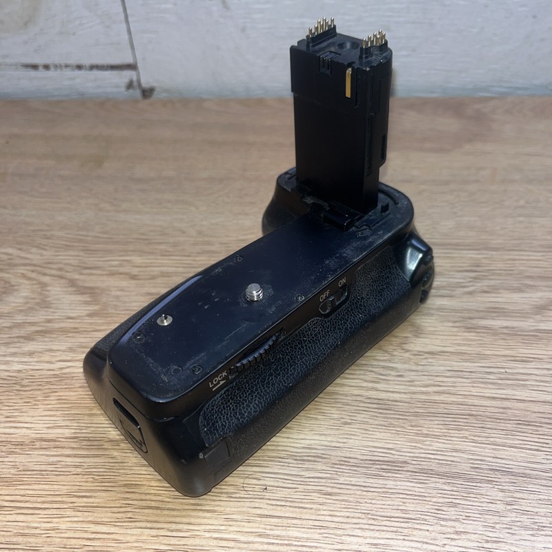 Neewer NW-760D Multi-Power Battery Pack Grip for Canon 750D/760D