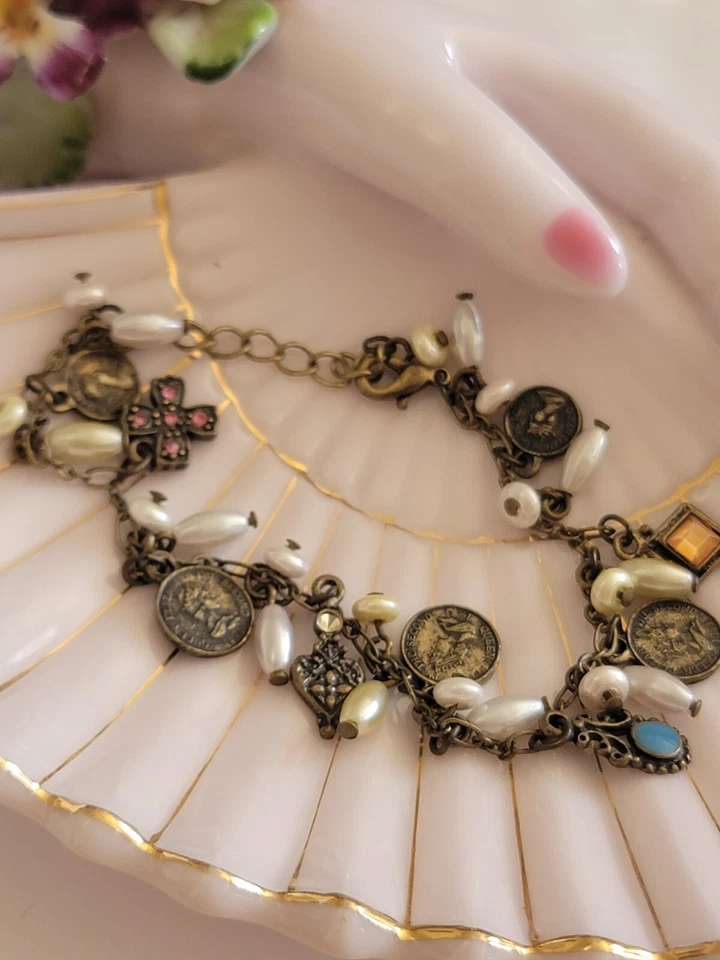 Pulsera de latón monedas pequeñas con dijes esmaltados perlas vintage Foto 3 de 3