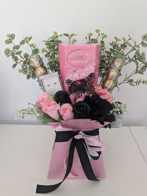 Schokoladenstrauß Ferrero Lindt Ohrringe rosa & schwarze Seidenblumen - Geschenk 