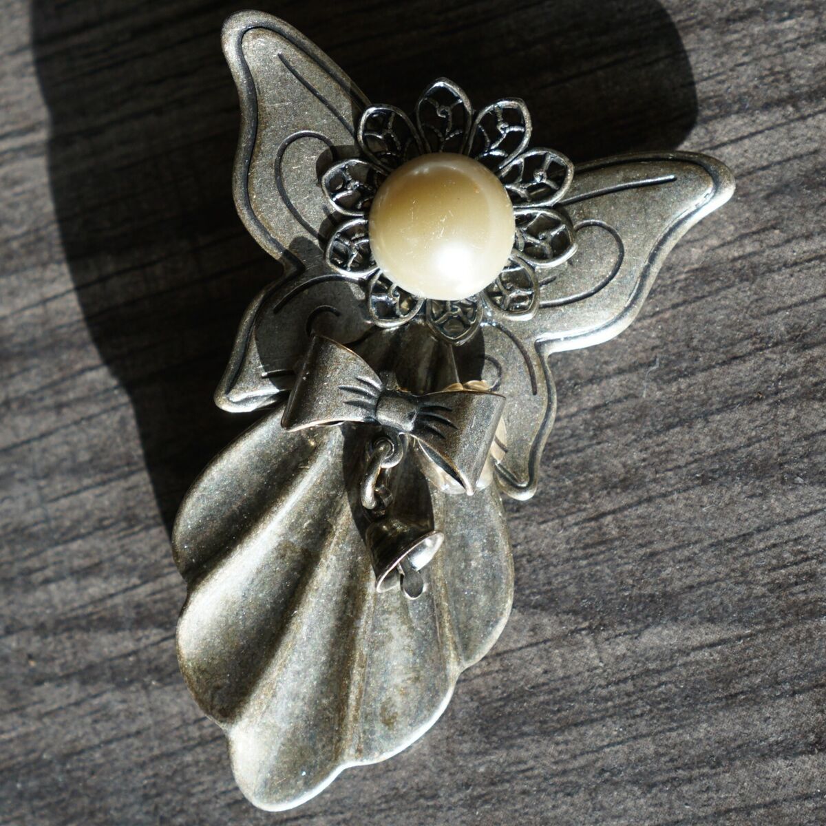 Vintage Brooch - Angel Faux Pearl Face Bell Ribbon - Silver Vintage Brooch - Angel Faux Pearl Face Bell Ribbon - Silver