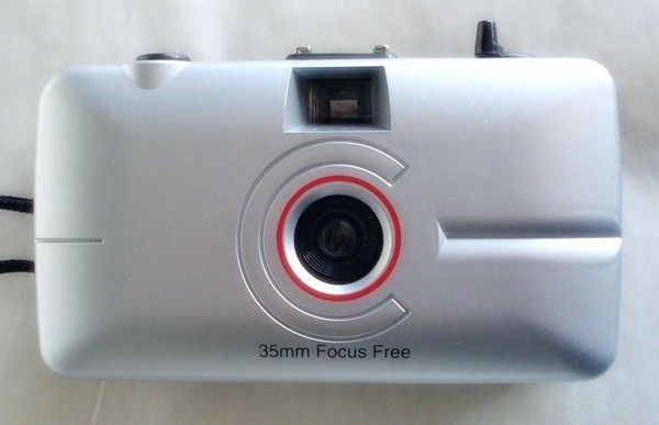 MANUAL COMPACT CAMERA FOCUS FREE FOR 35MM FILM NO BRAND