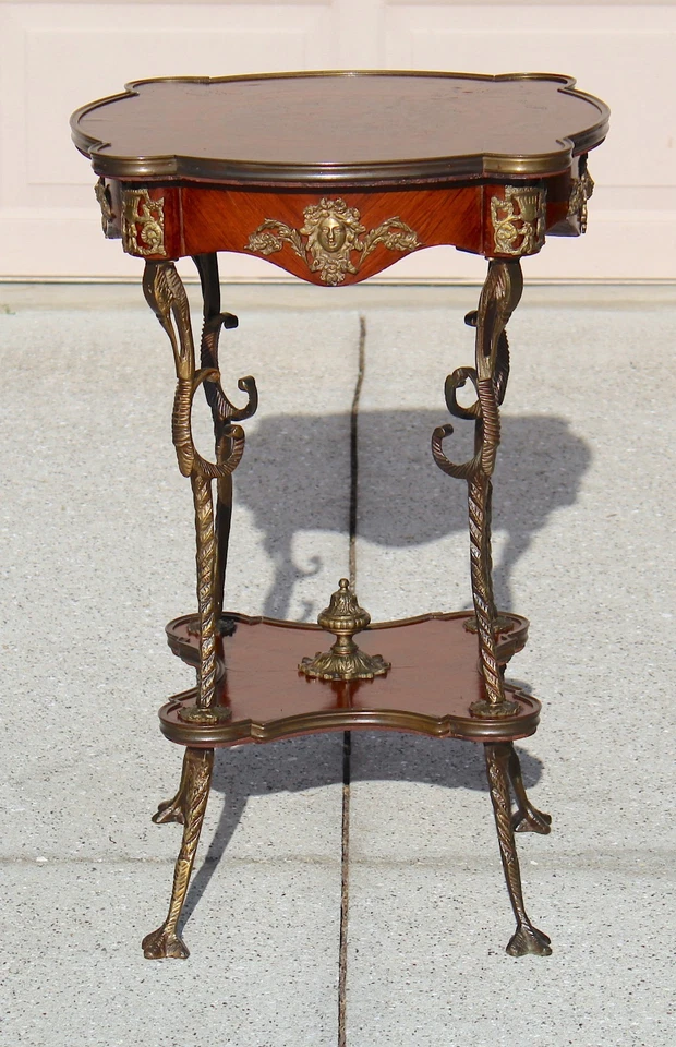 Mesa auxiliar redonda de parquet estilo Luis XV francés de finales del siglo XIX con montaje en bronce Foto 3 de 4