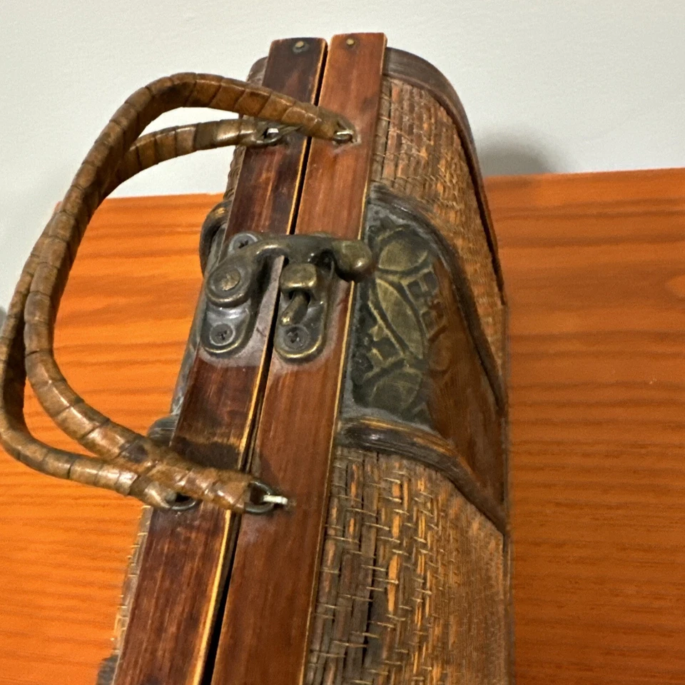 Bolso de mano de colección tejido de madera y metal Foto 3 de 4