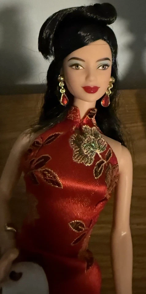 Muñecas Barbie del Mundo DOTW China Pasaporte Muñeca Barbie Pelo Negro Sin Caja Foto 4 de 4