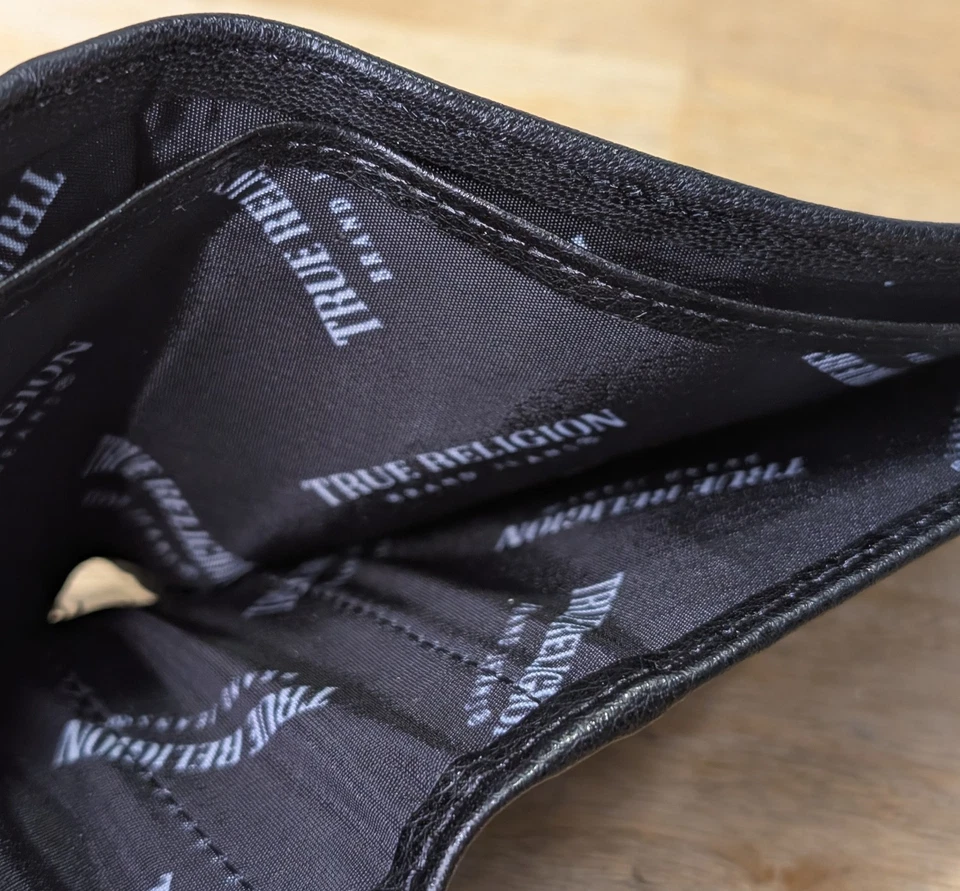 Cartera plegable True Religion para hombre negra de cuero genuino protector RFID Foto 3 de 4