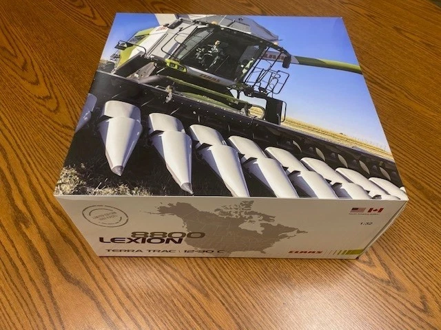 CLAAS Lexion 8800 Terra Trac with 12-30 Corn Head 1/32 Scale - 2577670 - Image 3 of 4