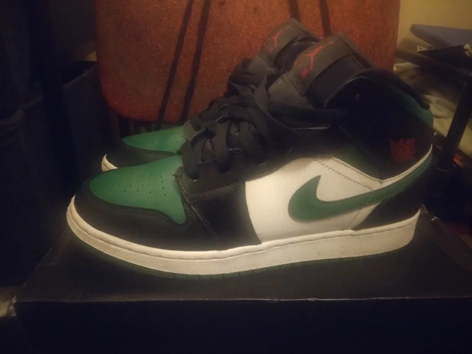 Zapatillas altas Air Jordan 1 Mid SE (GS) negras/verdes/blancas para niño talla 7 años Foto 4 de 4