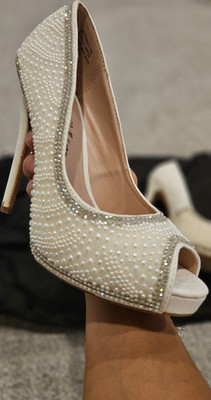 De Blossom Collection White Rhinestone Beaded Peep Toe 4in Stiletto Heels Size 6