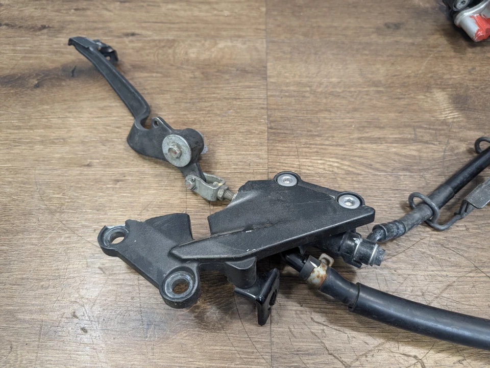 Soporte de pinza de cilindro maestro de freno trasero Kawasaki EX250 Ninja 250 R 2008-2012 Foto 3 de 4