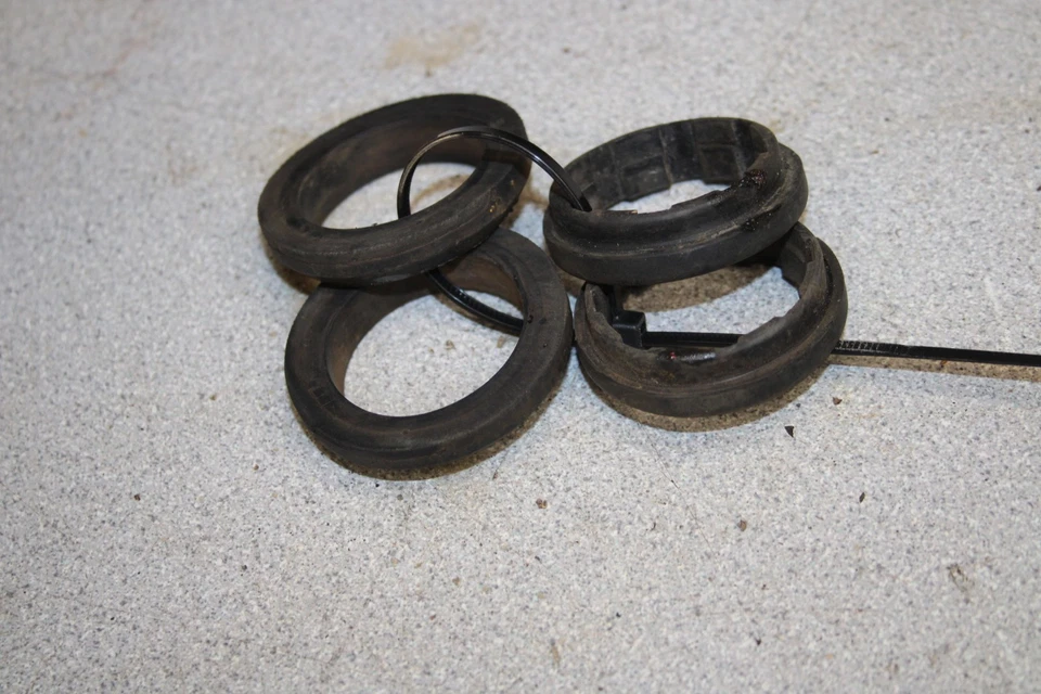 1972 年本田 CB450 超级运动头灯安装橡胶座 P11-2032.ABH — 第 2/3 张图片