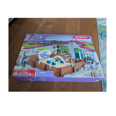 Schleich Horse Club Reithalle Spielset mit Pferd, Hund, Reiterin und Zubehör