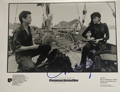 Michelle Yeoh signiert Bond 007 Foto Unterschrift Signatur Autogramm signed (26)