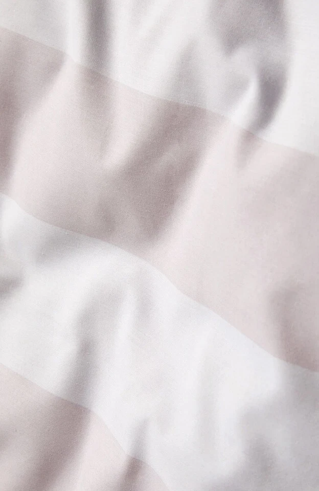 Juego de edredón de 3 piezas con diseño de rayas rosas y blancas Foto 3 de 3