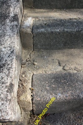 Foto 6x4 Benchmark auf Stufe draußen #37 Headley Way Oxford\/SP5106 Ordnan c2015