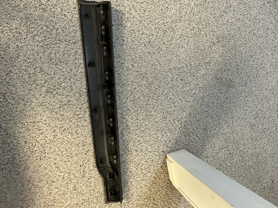 Subaru Forester Sport 2019-2023 puerta delantera derecha moldura inferior OEM C160102380 Foto 2 de 4