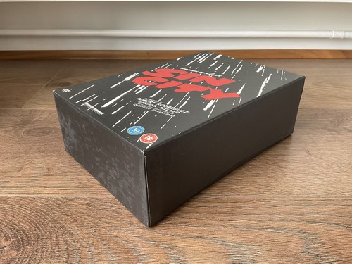 Sin City: Limited Edition Box Set (Includes DVD & 3 Graphic Novels) - Picture 2 of 7