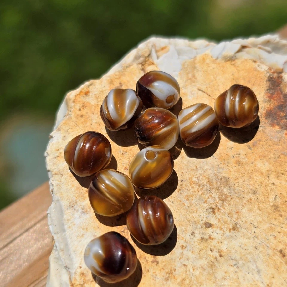 Cuentas de vidrio prensado vintage raras | Caramelo ranurado texturizado y blanco | Juego de 10 Foto 4 de 4