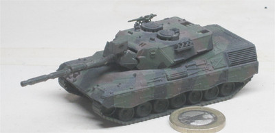 Roco 275:  Kampfpanzer   Leopard I A4     getarnt