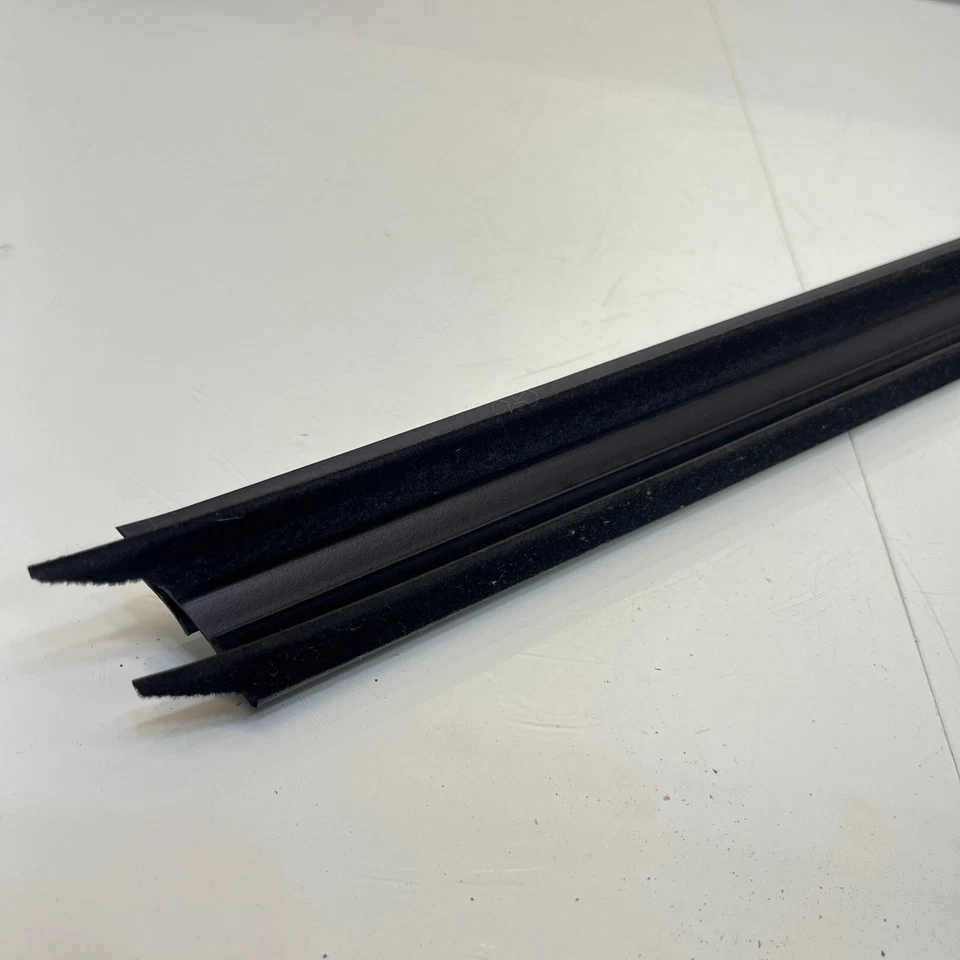 ⭐️12-16 BMW 328i 320 F30 FRONT RIGHT DOOR WINDOW INNER WEATHERSTRIP SEAL 7258299 - Image 2 of 4