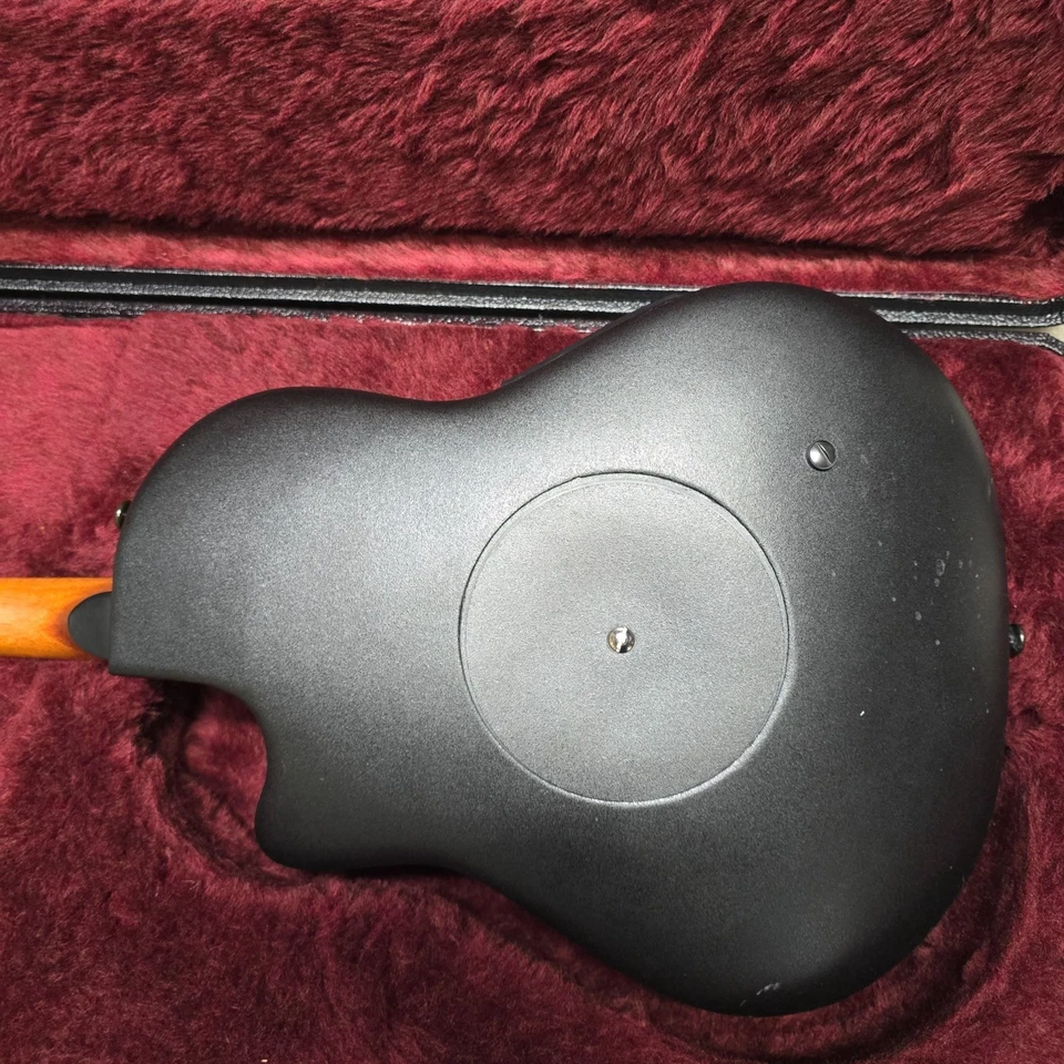 Mandolina eléctrica acústica Ovation corte medio profundidad con preamplificador y estuche MCS148 Foto 4 de 4