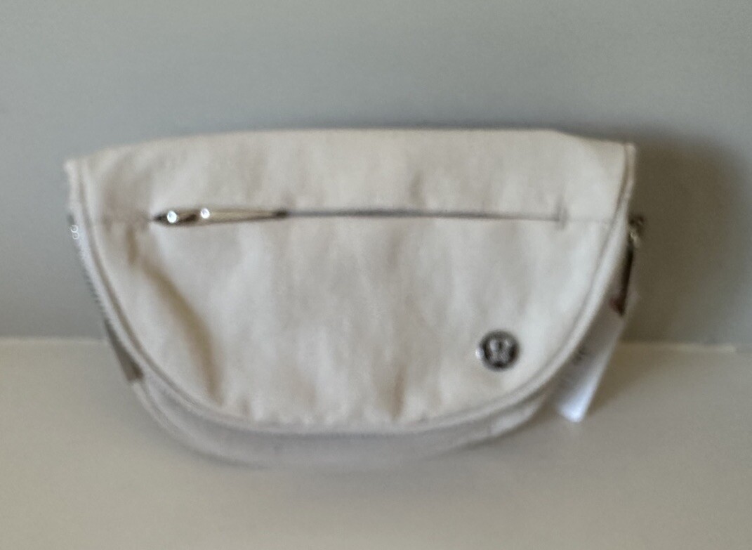 All Night Festival バッグ マイクロ 2L - White Opal/Silver Lululemon All Night Festival Bag *Micro 2L - White Opal
