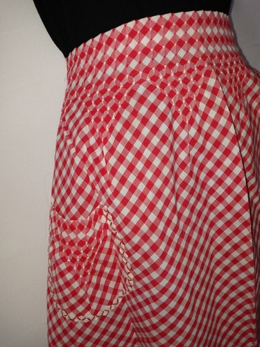 Vintage Halbschürze rot-weiß kariert Stickerei gesmokt Tradwife Retro Küche - Bild 3 von 9