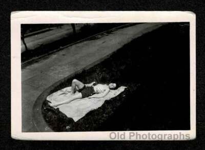 LOOKING DOWN ON WOMAN SUNNING LEGS SHORTS OLD/VINTAGE PHOTO- E919